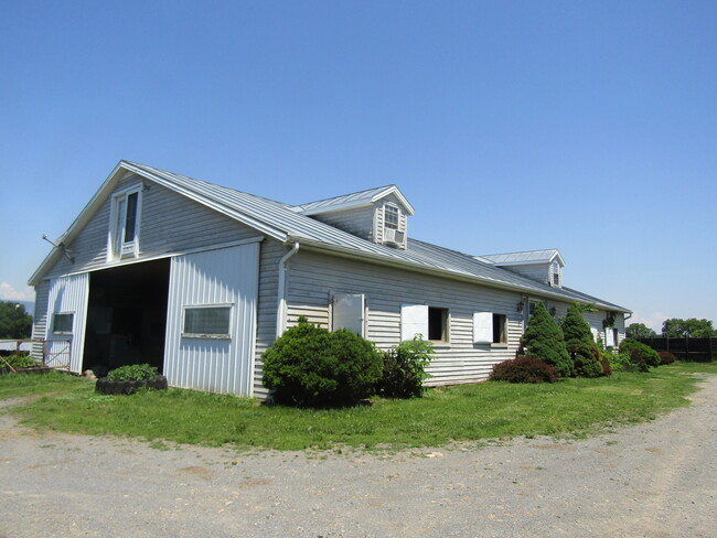 Horse Barn Apartment - 3260 Farmview Rd