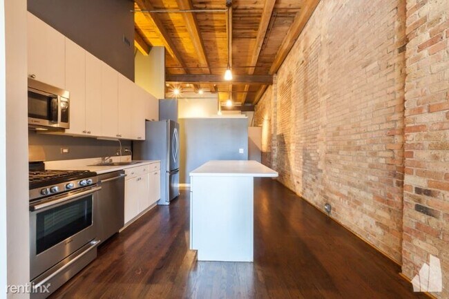 Foto del edificio - 1733 W Irving Park Rd