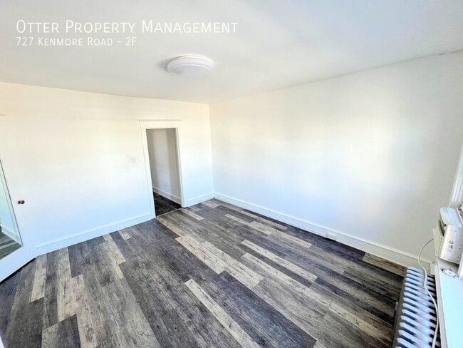 Foto del edificio - 727 Kenmore Rd