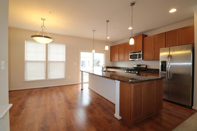 Building Photo - 3 + 2.5 "3 level w/ bsmt & Garage" - Townh...
