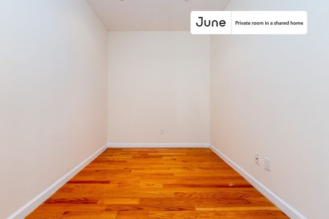 Building Photo - Private bedroom in 4 bed/2 bath Home