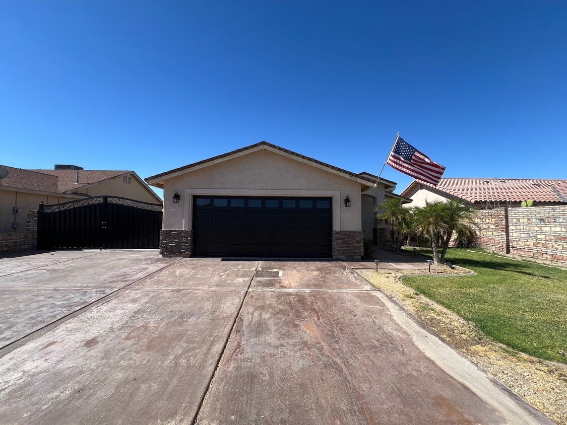 Foto principal - 3 BEDROOM HOME NEAR THE FOOTHILLS!