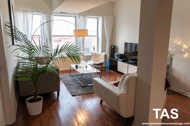 Foto del edificio - 4217 W Irving Park Rd