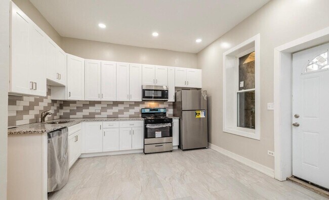 Foto del edificio - Spacious 4BR Duplex | Modern Upgrades | St...