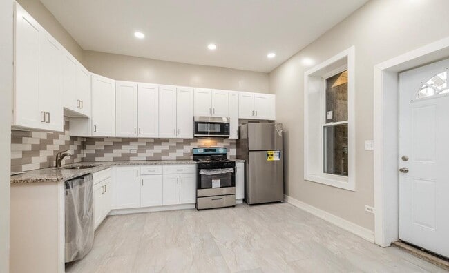 Building Photo - Spacious 4BR Duplex | Modern Upgrades | St...