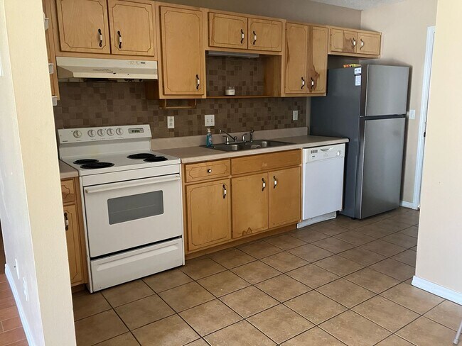 Building Photo - Two bedroom duplex in wonderful location!