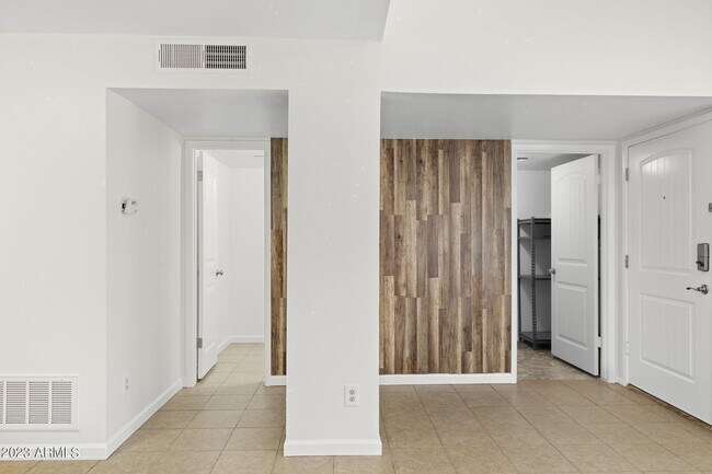 Foto del edificio - 6013 N 79th St