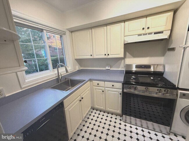 Foto del edificio - 3328 Gunston Rd
