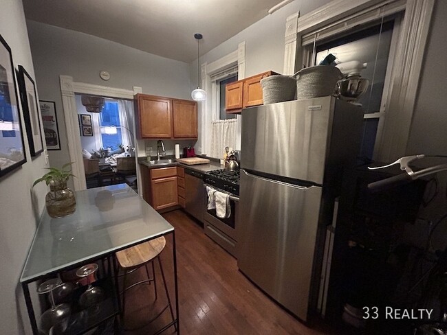 Building Photo - 1402 N Greenview Ave