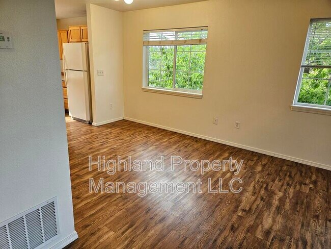 Building Photo - 316 NE Whitman St