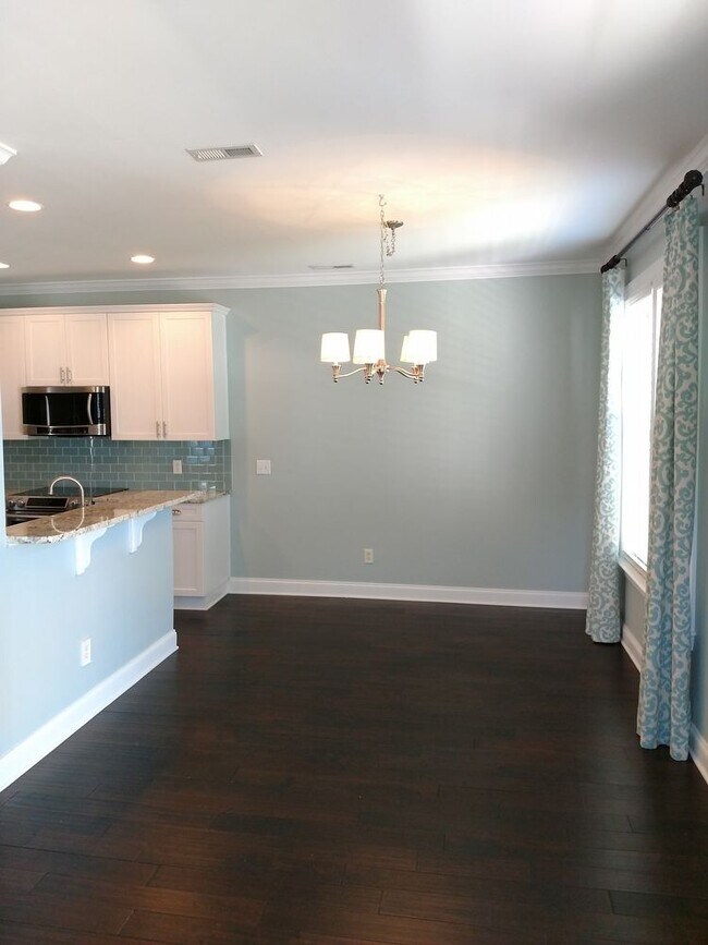 Building Photo - RIVER POINTE TOWNHOMES