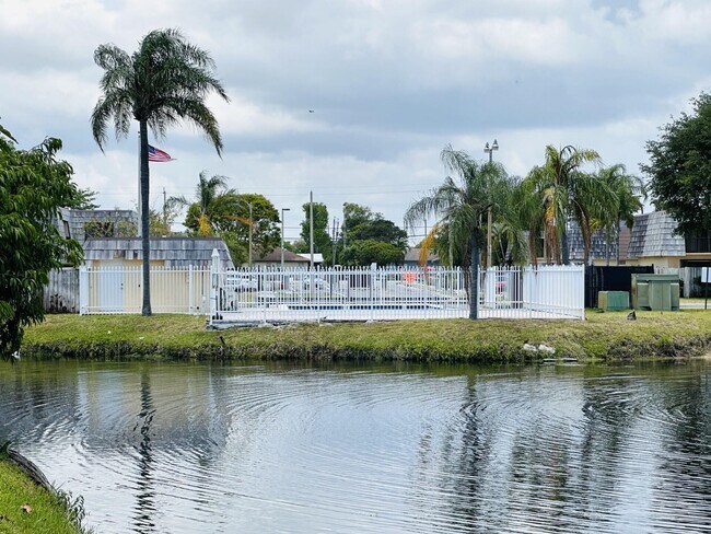 Foto del edificio - 2308 Waterside Dr