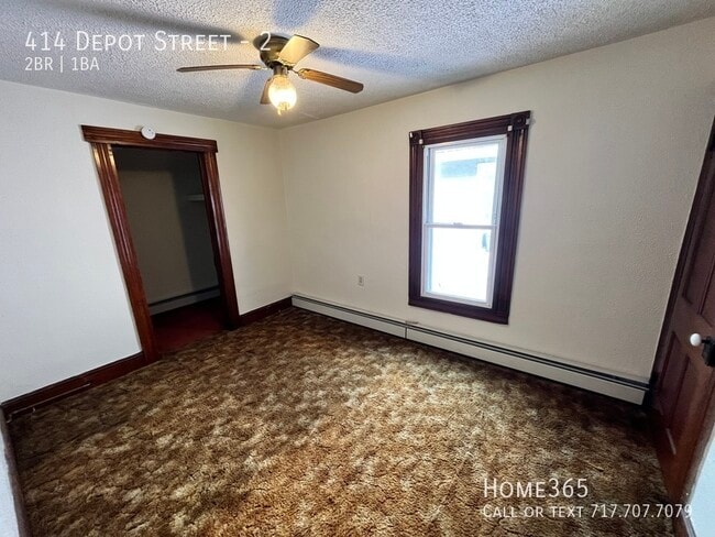 Building Photo - 2 bedroom, 1 bathroom Right next to Dickso...
