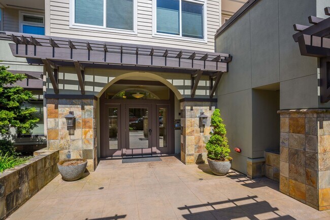 Building Photo - SPACIOUS, AIRY and MODERN Corner Unit in N...