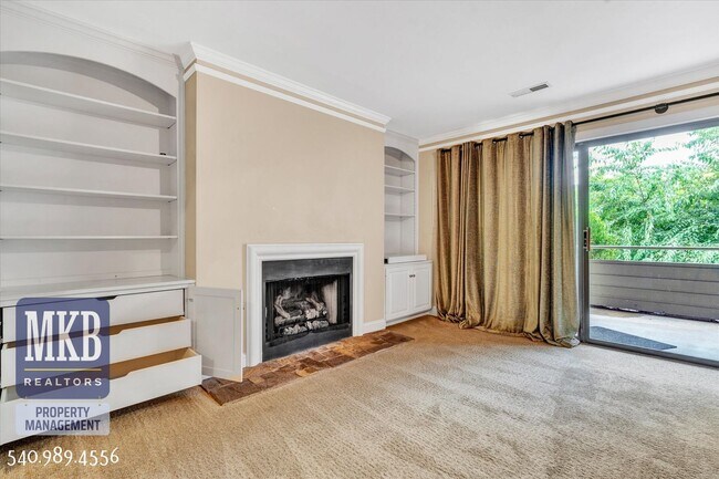 Building Photo - Beautiful 3 Bedroom Townhome in Hunting Hills