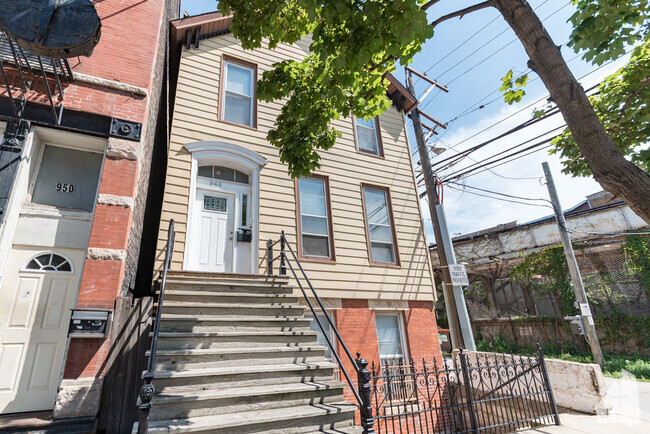 Building Photo - 948 W Willow St