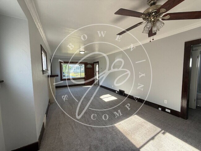 Building Photo - "Charming 2-Bedroom Retreat in West Toledo with huge garage.