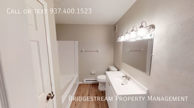 Building Photo - Newly Renovated 2 Bed 1 Bath Apartment In ...