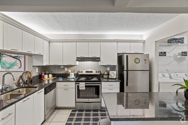 2BR, 2BA - 1200SF - Kitchen - Rosemont Royal Palm