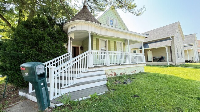 Building Photo - HISTORIC...4 Bedroom 2 Bath