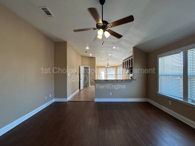 Foto del edificio - 5865 Fir Tree Ln