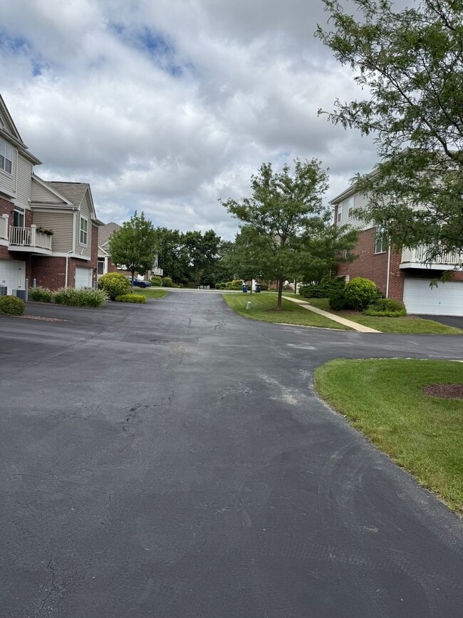 Building Photo - 2528 Dunraven Ave