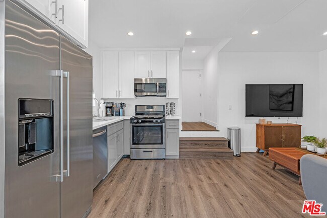 Foto del edificio - 1540 N Bronson Ave