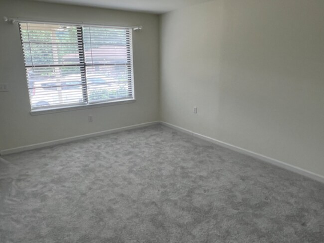 Foto del edificio - 322 Deer Lake Dr
