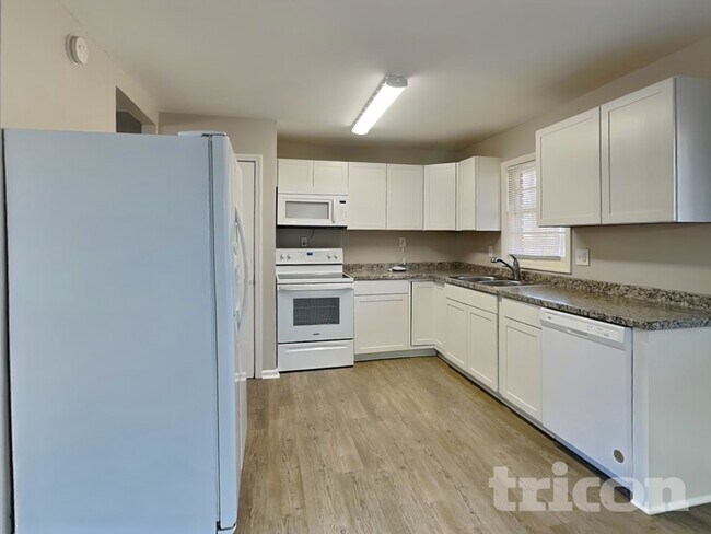 Foto del edificio - 4930 Sugar Creek Dr