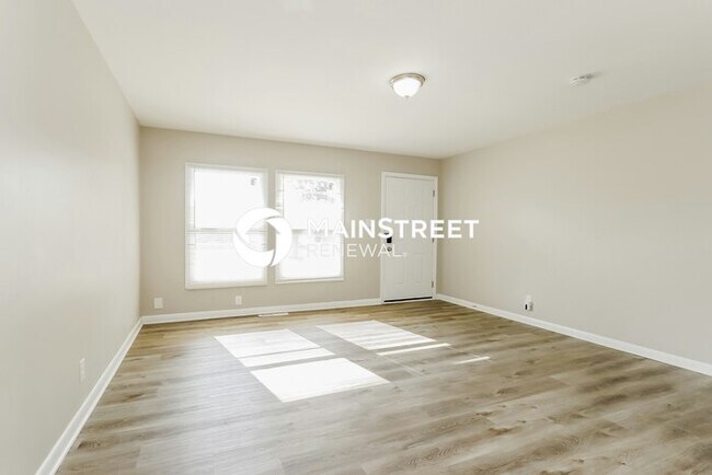 Building Photo - 3 Bedroom Pet-Friendly Home in Louisville, KY with Main Street Renewal