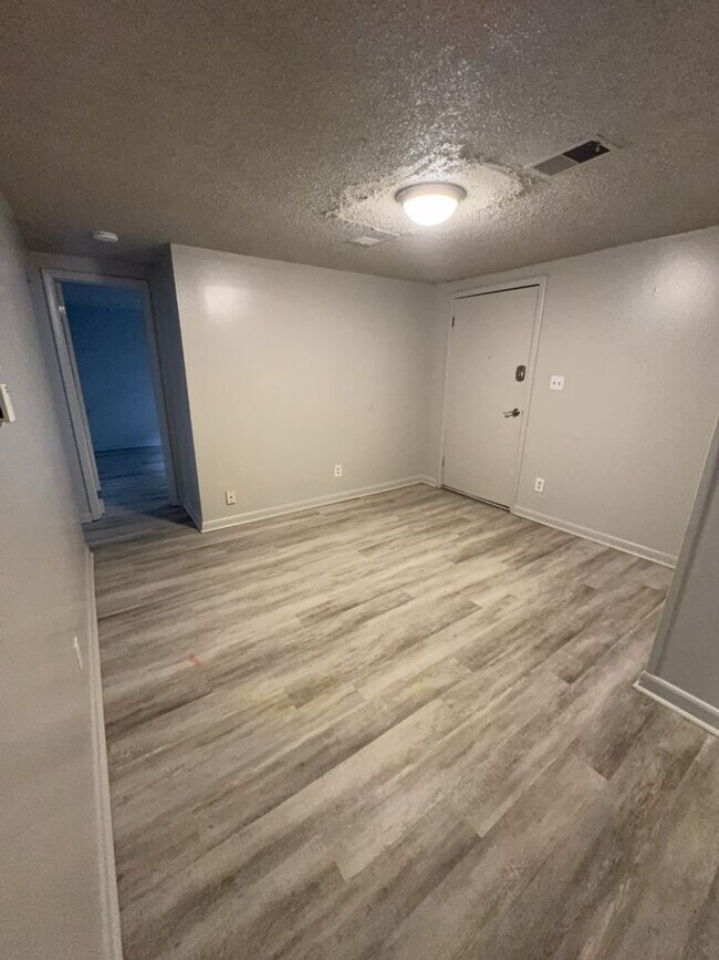 Foto del edificio - Updated 3 Bed 1 Bath Basement Apartment