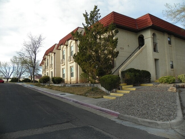 Foto del edificio - 823 Country Club Dr SE