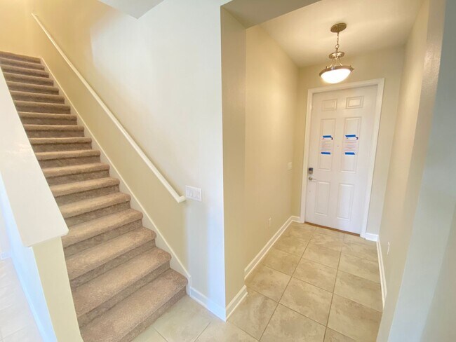 Building Photo - Spacious 3B/2.5B Townhouse with 2-Car Gara...