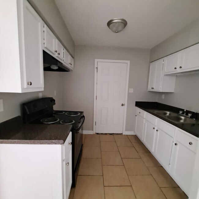 Foto del edificio - This 2BR/1BA includes a nice-sized living area, an ample kitchen, a fenced-in