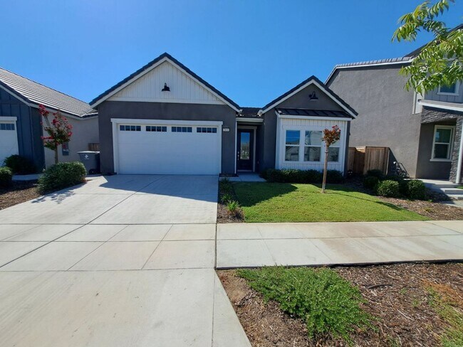 Building Photo - Charming Clovis Home in Heritage Grove – M...