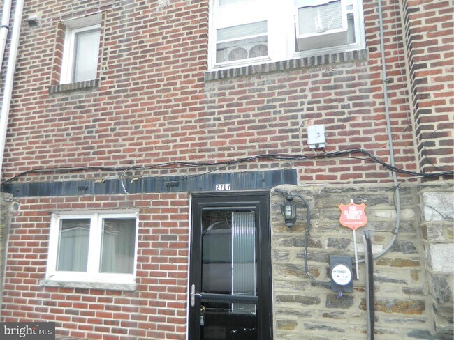 Building Photo - 2707 Dudley St