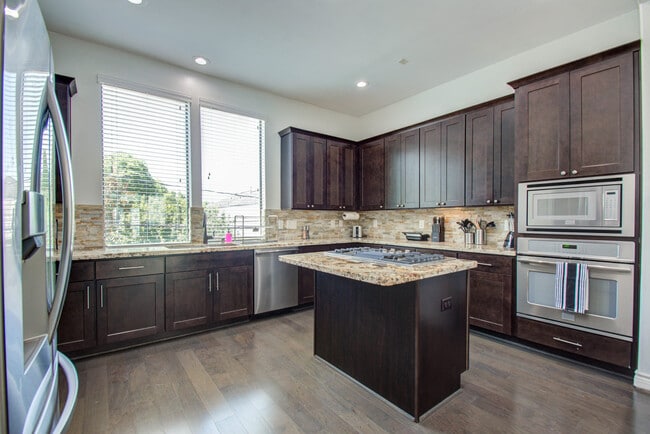 Foto del edificio - 5732 Darling St