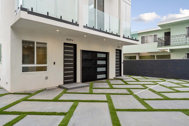 Foto del edificio - 4559 W 18th St