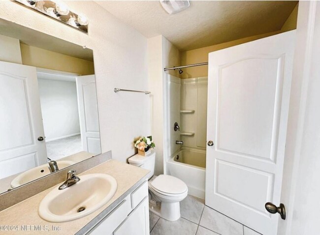 Foto del edificio - 608 Yellow Oaks Ln