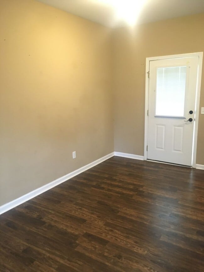 Foto del edificio - 3 bed 2 bath home on Henderson Hwy
