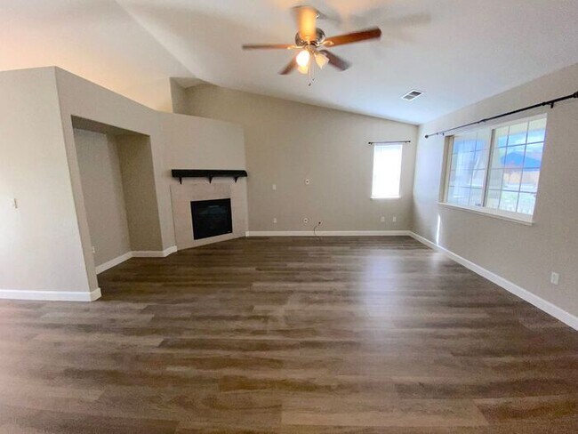 Foto del edificio - Sky Vista in Stead - Single Story Home with Fireplace and Mountain Views