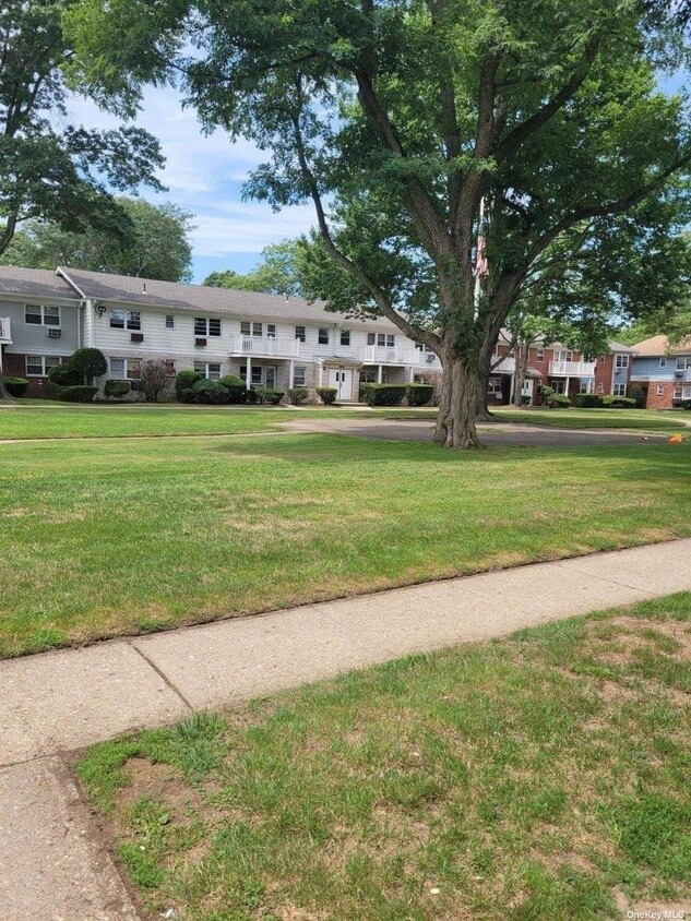 3 A Hemlock Dr Unit 127, Bay Shore, NY 11706 Apartment for Rent in