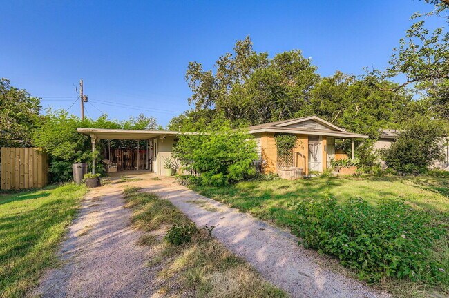 Building Photo - 1423 Westmoor Dr