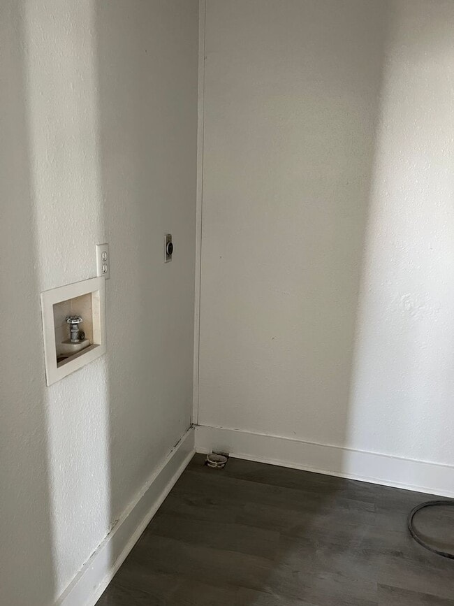 Building Photo - Recently Remodeled 2 bedroom 1 bath duplex