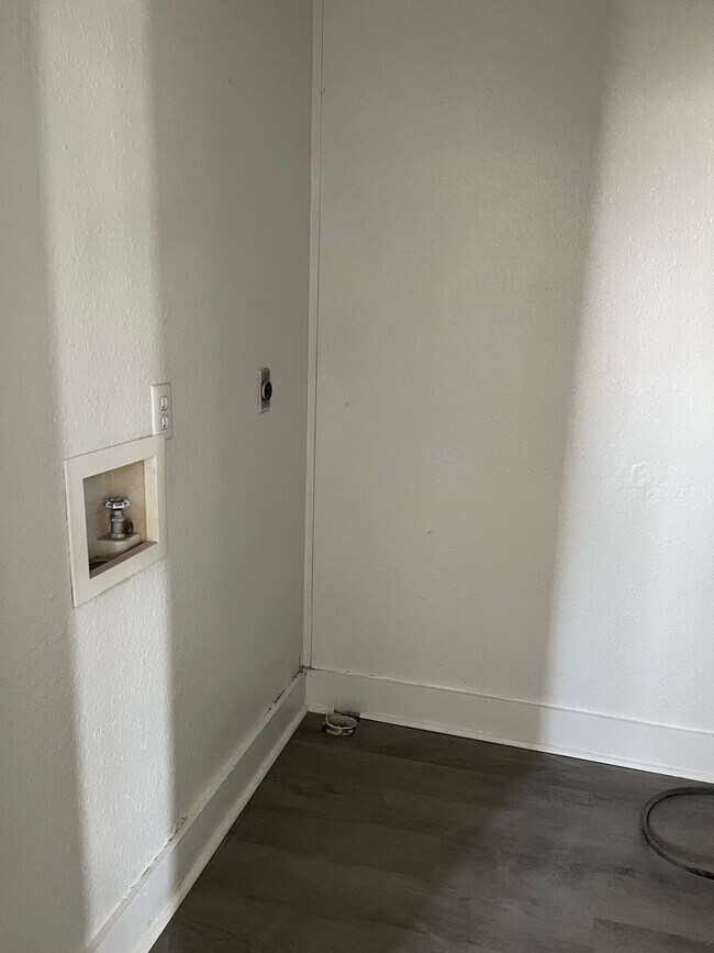Foto del edificio - Recently Remodeled 2 bedroom 1 bath duplex