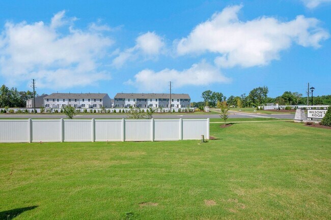 Foto del edificio - Bright 3BR + Office Townhouse with Backyar...