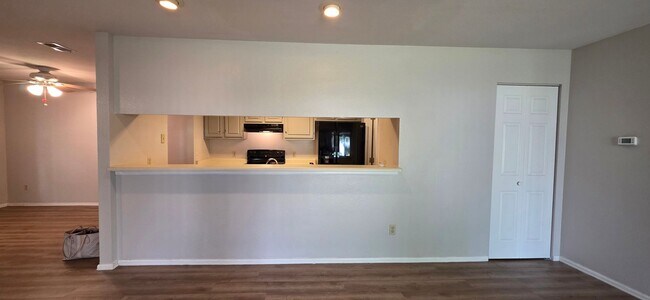 Foto del edificio - Adorable 2bd/2bth Parking Included Available Now