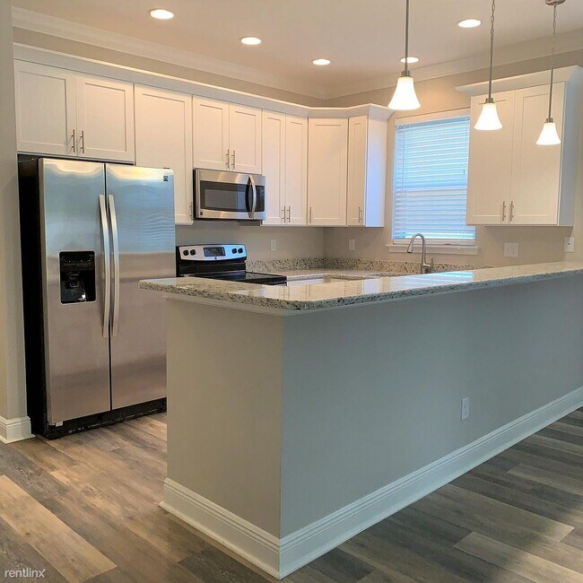 Building Photo - 3 br, 2.5 bath Townhome - 225 E Grant st