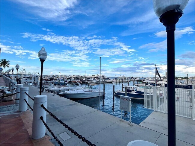 Foto del edificio - 555 NE 15th St