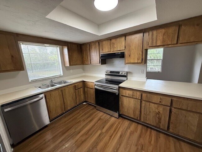 Foto del edificio - 2bedroom 2bath updated end unit condo on second floor available for $1295.00